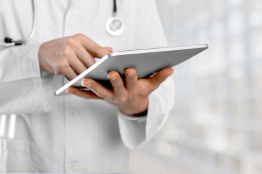 tablet pc ile çalışan doktor