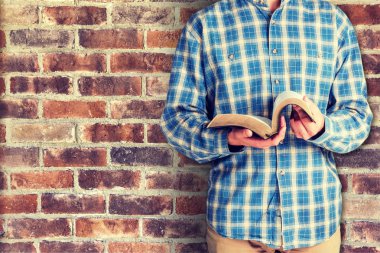 İncil kitap tutan adam 