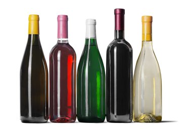 İzole satırda şarap şişeleri 