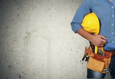 Alet kemeri olan bir işçi