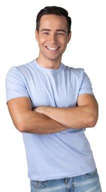 Yakışıklı genç adam kameraya bakıyor.