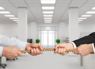 ters yönde bir ip çekerek işadamı 