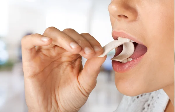 Close up em menina enquanto desfruta de chiclete — Fotografia de Stock