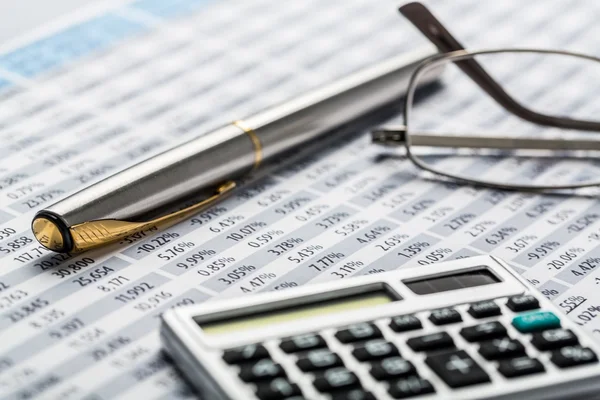 Калькулятор, ручка и финансовый отчет . — стоковое фото