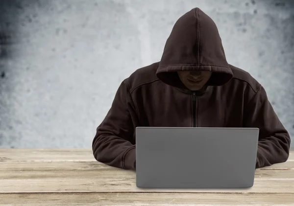 Cyber hackare använder laptop — Stockfoto