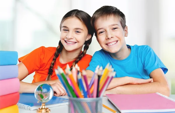 Enfants assis à la table pendant la leçon — Photo