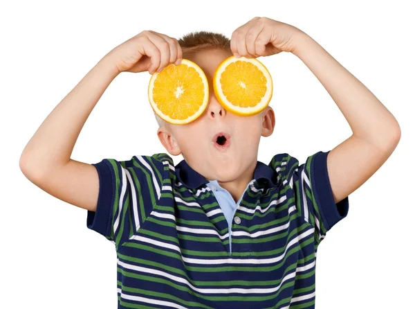 Menino com fatias de laranja nos olhos — Fotografia de Stock