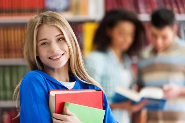 Estudiante chica sosteniendo coloridos cuadernos — Foto de Stock