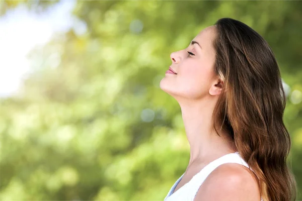 Vrouw op veld onder zonsondergang licht — Stockfoto