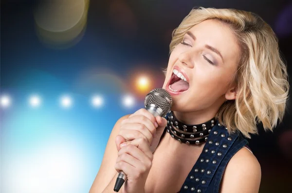 Mulher elegante cantando karaoke — Fotografia de Stock