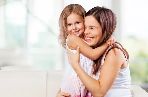 Mãe e filha abraçando — Fotografia de Stock