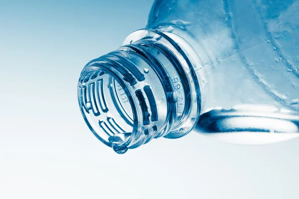 Botella de agua sobre blanco — Foto de Stock