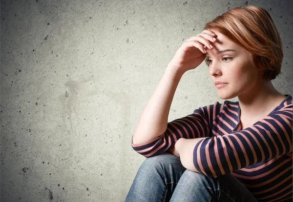 Mujer joven llorando — Foto de Stock