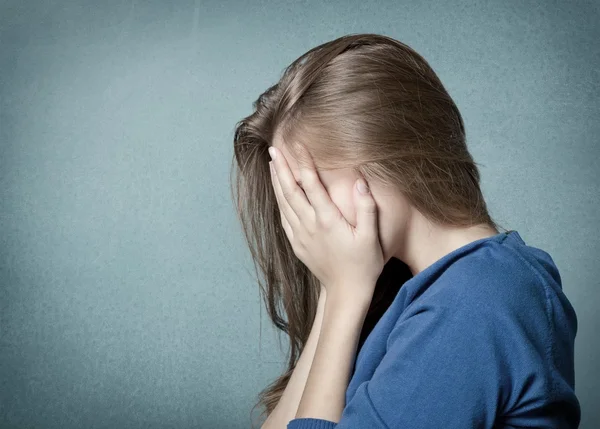 Young woman crying — Stock Photo, Image