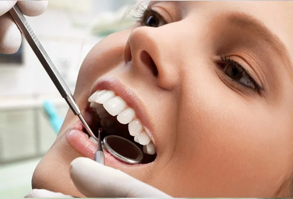 Kobieta wizyty u lekarza dentysty — Zdjęcie stockowe