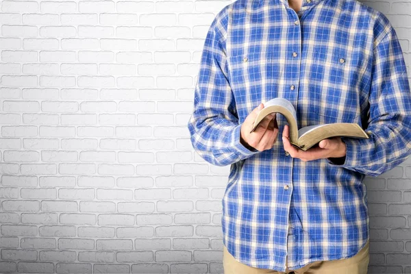 Man Reading Bíblia — Fotografia de Stock