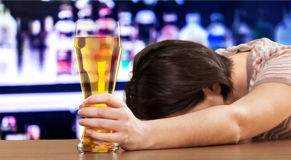 Mujer en depresión, está bebiendo alcohol — Foto de Stock