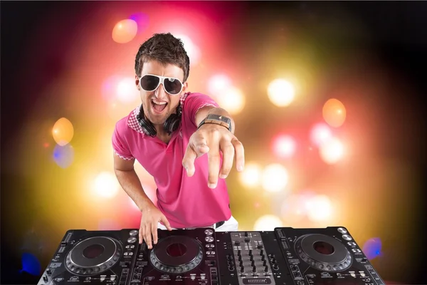 Junger DJ mit Kopfhörern — Stockfoto
