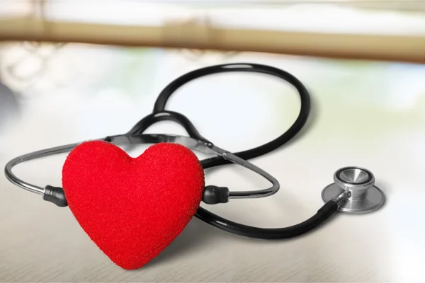 Rött hjärta och stetoskop — Stockfoto
