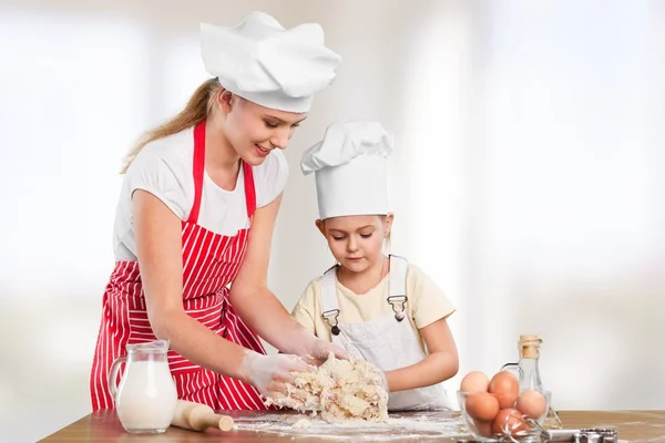 Chica y su madre horneando juntos — Foto de Stock