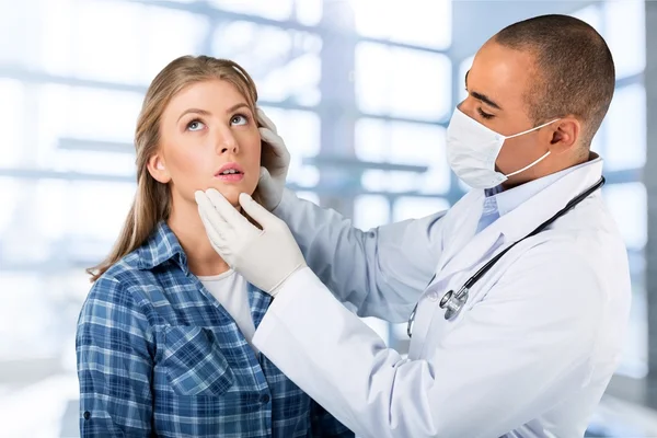 Bayan hasta ile erkek doktor — Stok fotoğraf