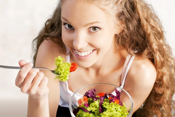 Aantrekkelijke Kaukasische vrouw met salade — Stockfoto