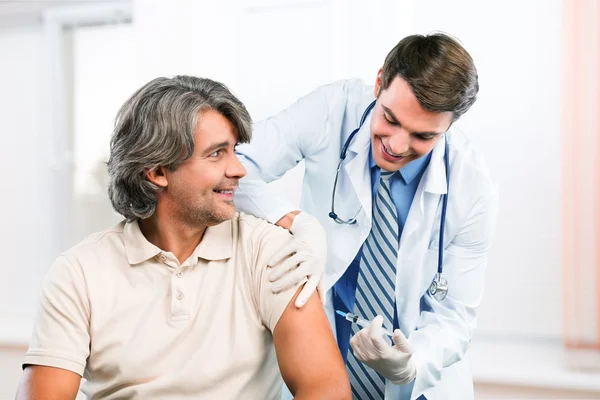 患者に予防接種を行う医師 — ストック写真