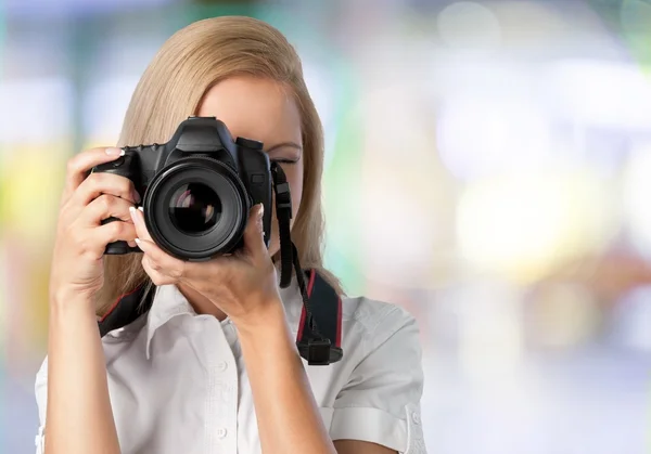 Mujer-fotógrafa toma imágenes — Foto de Stock