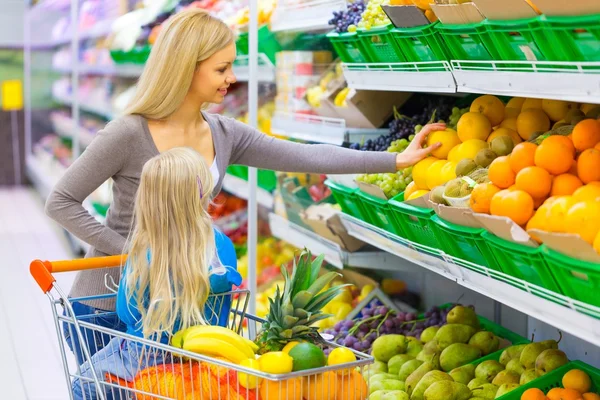 Mother and little girl in supermarket — Stock Photo, Image