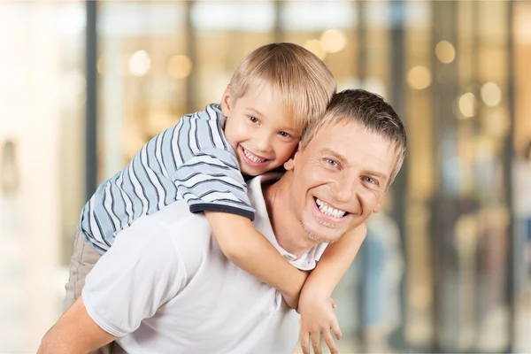 Feliz abraço de pai e filho — Fotografia de Stock