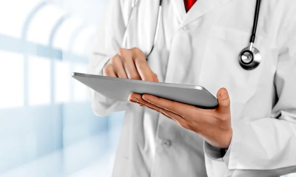 Tablet pc ile çalışan doktor — Stok fotoğraf