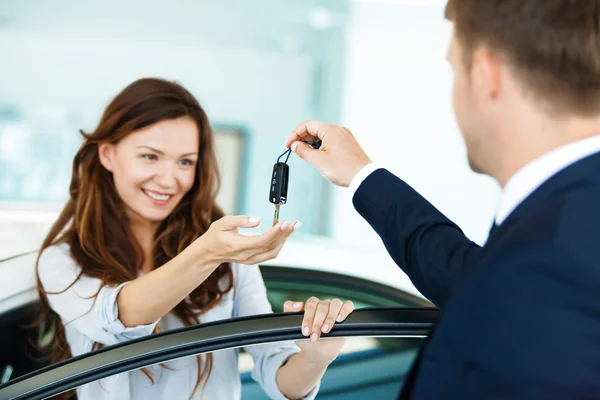 Junge schöne Frau nimmt Schlüssel — Stockfoto