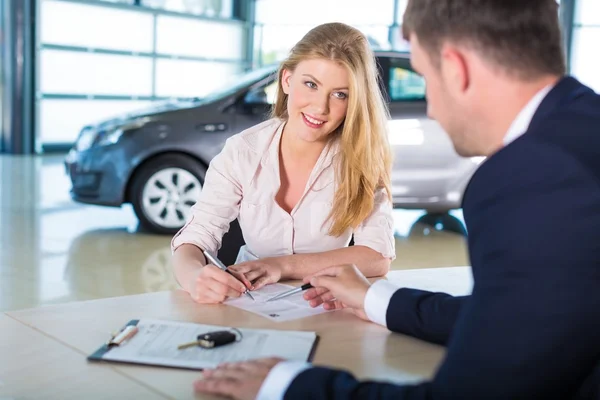 Donna felice con concessionario auto — Foto Stock