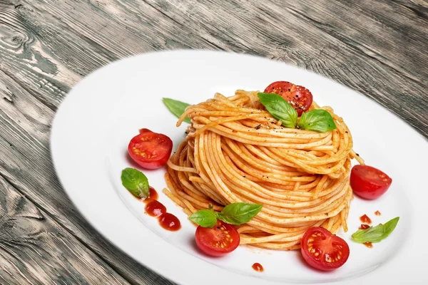 Pasta de espagueti con tomates —  Fotos de Stock