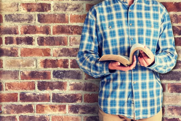 İncil kitap tutan adam 