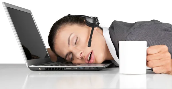 Affärskvinna sover med huvudet på laptop — Stockfoto