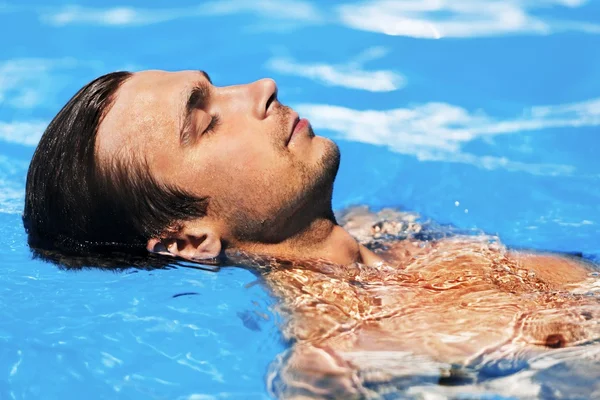 Foto Homem Muscular Relaxar Água Azul Piscina — Fotografia de Stock