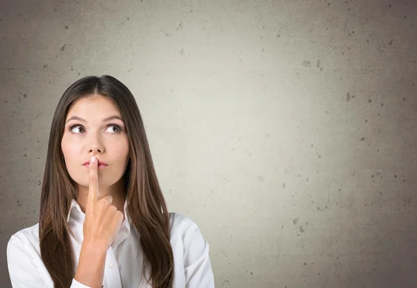 Frau mit dem Finger im Gesicht — Stockfoto