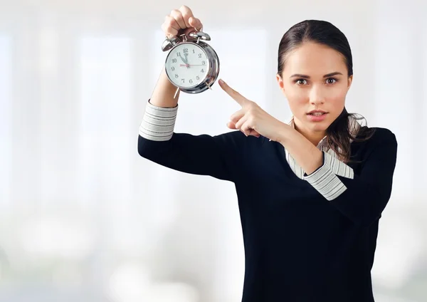 Empresário segurando um despertador — Fotografia de Stock