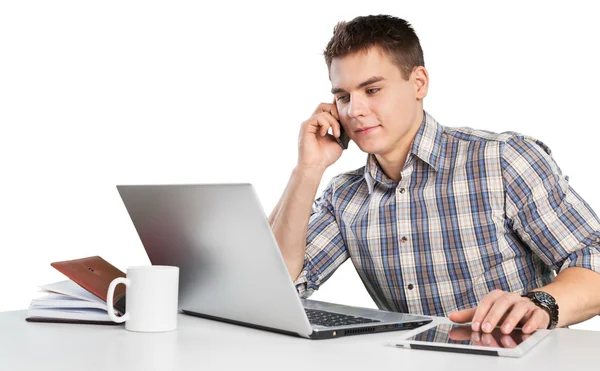 Jovem feliz trabalha em seu laptop — Fotografia de Stock