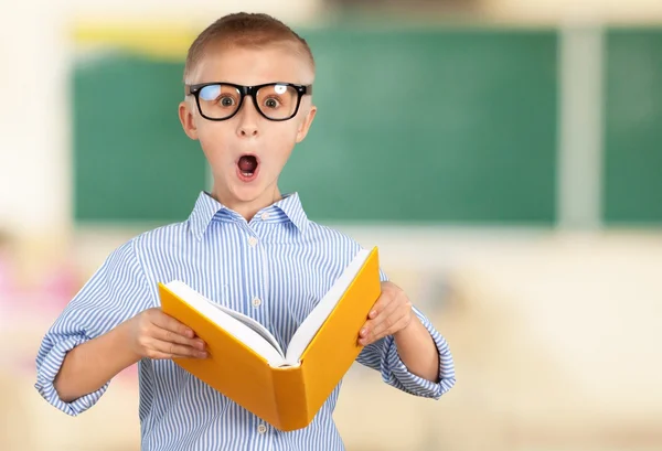 Jonge jongen lezing boek — Stockfoto