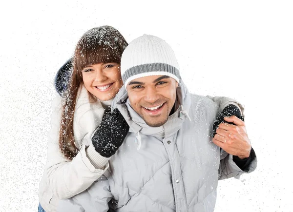 Gelukkige paar poseren in de winter — Stockfoto