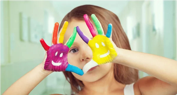 Dziewczynka z kolorowe ręce malowane — Zdjęcie stockowe