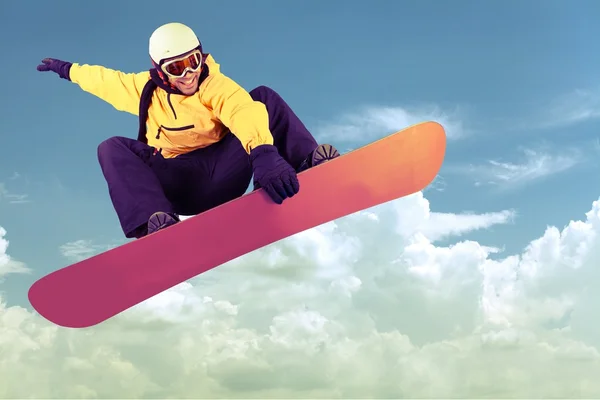 Сноубордист летает на своей доске — стоковое фото