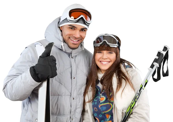 Feliz pareja de jóvenes esquiadores —  Fotos de Stock