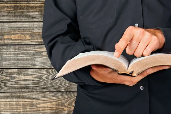 Hombre leyendo viejo libro pesado — Foto de Stock