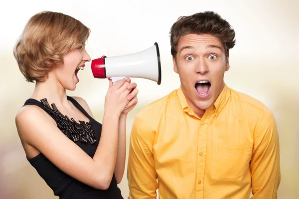 Irritado jovem casal com megafone — Fotografia de Stock