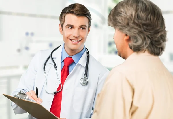 Усміхнений пацієнт чоловічої статі з лікарем — стокове фото