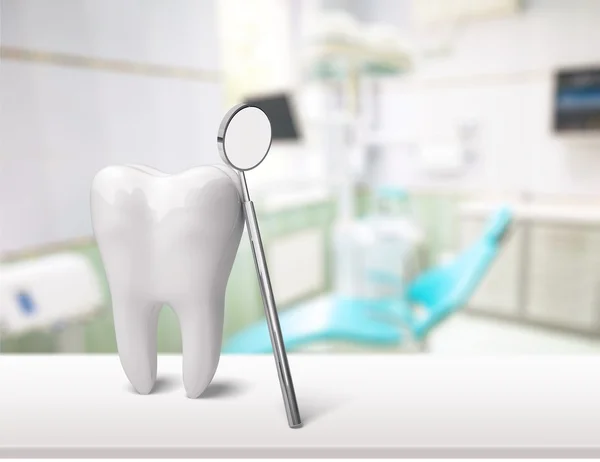 Großer Zahn und Zahnarztspiegel lizenzfreie Stockbilder