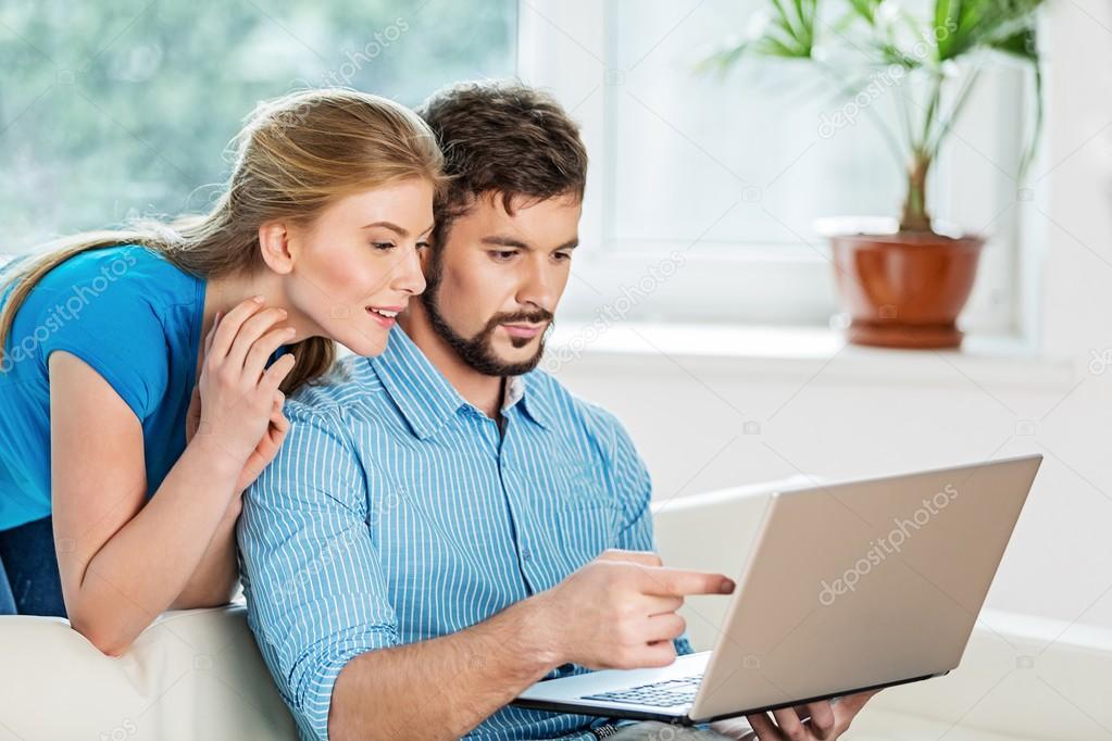 Семья втроем. На приеме у семейного психолога. Семейная пара на приеме у психолога. Муж и жена спорят. Учит семейную пару.